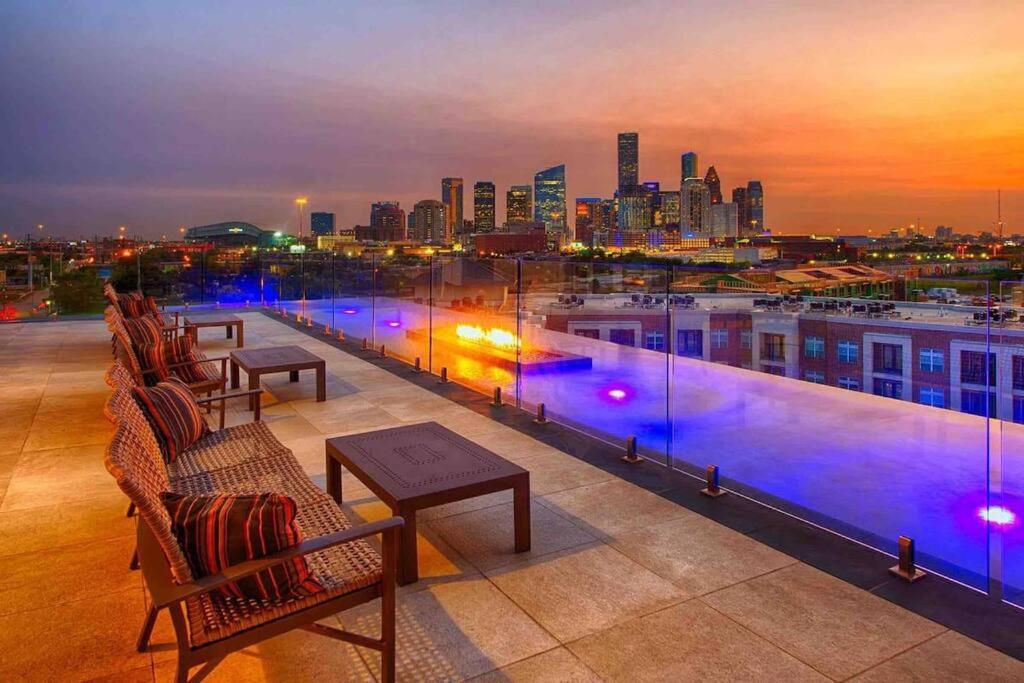 Апартаменты Downtown Living 1Br W/ Free Parking Garage Хьюстон Экстерьер фото